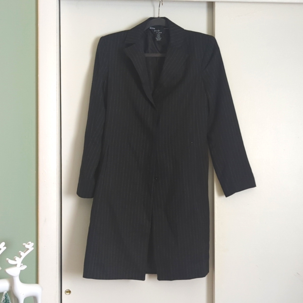 Jennifer and Grace Woman's Vintage knee length blazer. Size 6P
